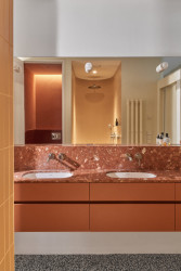 Doplňuje ji červený kámen.