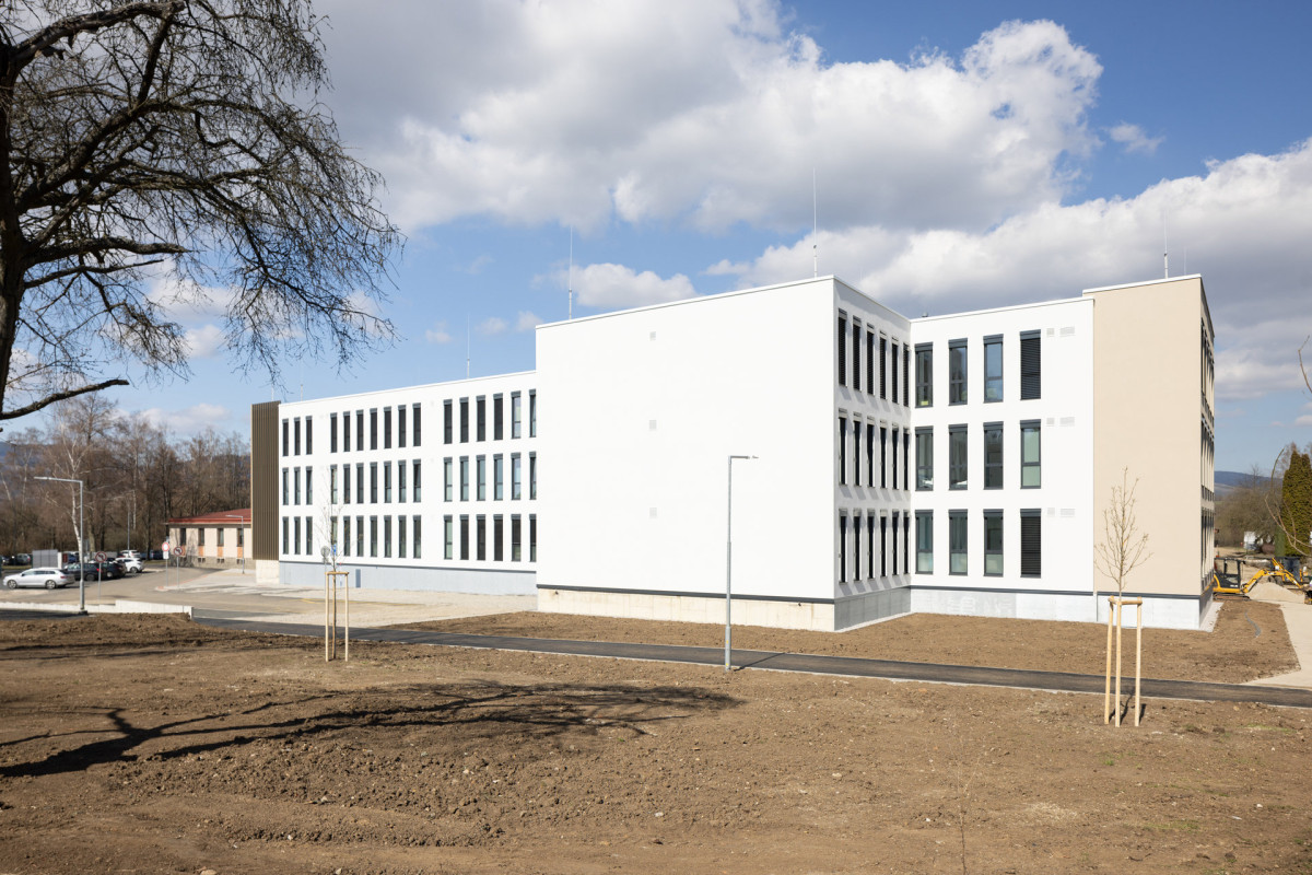 Od zahájení výstavy vše trvalo 10 měsíců, přičemž samotná montáž na místě zabrala pouhé 4 měsíce. (Pavilon psychiatrie v Ostrově od KOMA MODULAR; interiéry petit atelier)