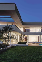 Podle návrhu ateliéru Kareš Arch vznikla další neofunkcionalistická vila nad Brnem s velkými prosklenými plochami