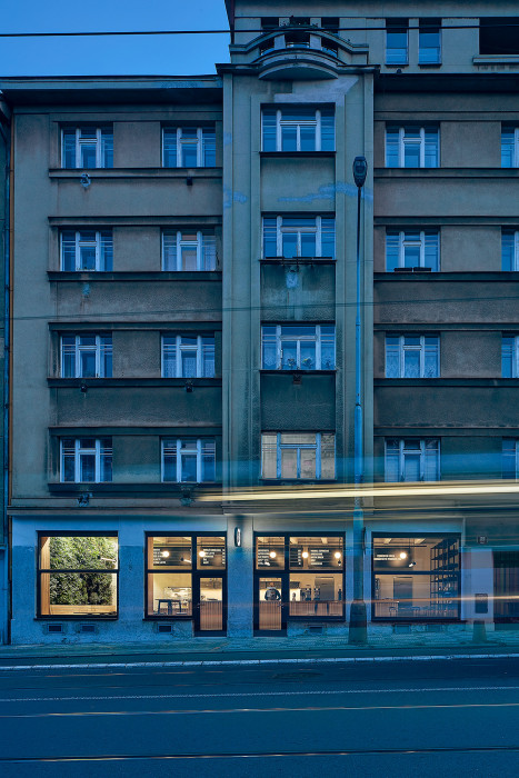 Kavárna Coffee Source v Praze, Pavel Nový a Vít Svoboda (0,5 Studio)