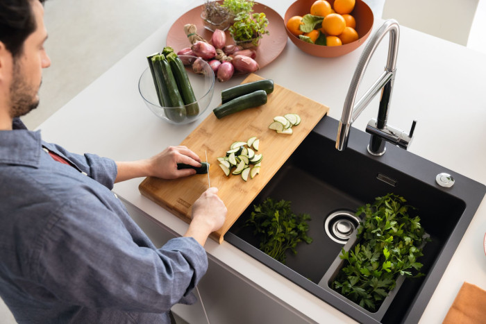 Fragranitový dřez Maris od společnosti Franke s příslušenstvím.