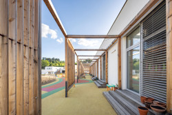 Součástí projektu byla také mateřská školka. (Obytný soubor Dolina v Lysolajích, knesl kynčl architekti)