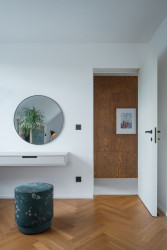 Jako podlahový materiál vybrali architekti parkety. (Zapomenutá stodola, Karnet architekti)