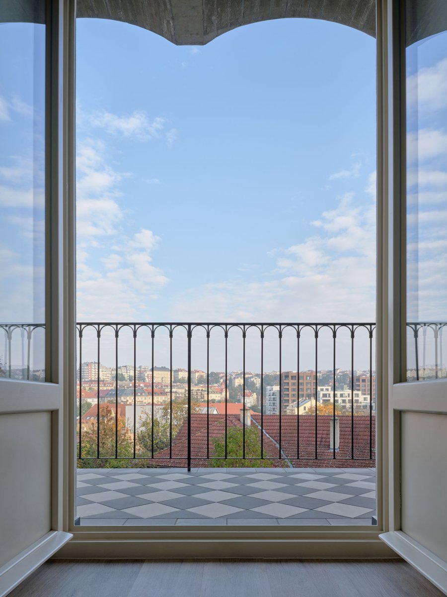 Výhled z balkónu/pavlače (Rekonstrukce pavlačového domu v Praze-Nuslích, Plus One Architects) 