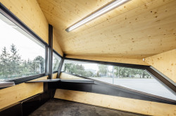 Daniel Zerzán navrhl geometricky tvarovanou čerpací stanici v pražské Uhříněvsi