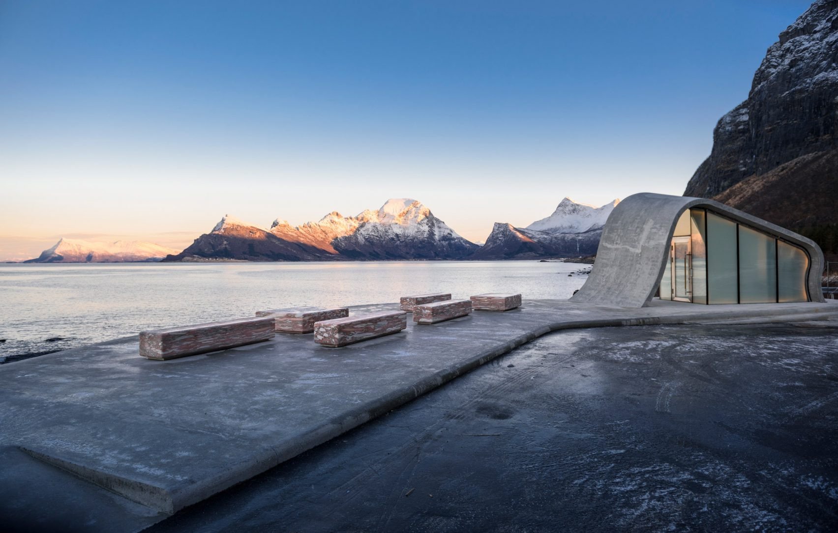 Odpočívadlo a veřejné toalety u turistické trasy Helgelandskysten, Haugen/Zohar Arkitekter © Steinar Skaar