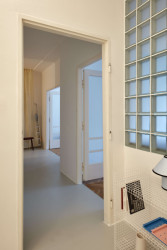 Prokop Hartl je totiž původně designér, který se ale zhlédl v architektuře, a tak teď pracuje v architektonickém studiu. - Byt v Praze na Letné, Prokop Hartl