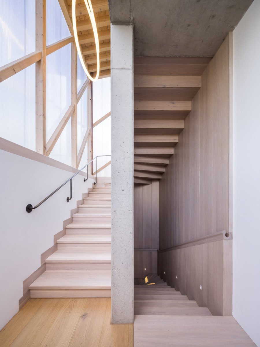 Schodiště s polotransparentní fasádou a autorským svělem (AOC architekti, rezidence Zelený dům)