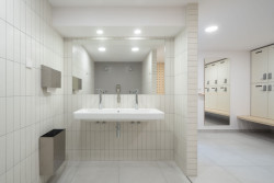 V suterénu jsou umístěny šatny pro sportovce a toalety pro klub. 