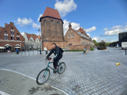Výhodou je, že tu není téměř žádná automobilová doprava, lidé jezdí nejčastěji na kole nebo chodí pěšky.
