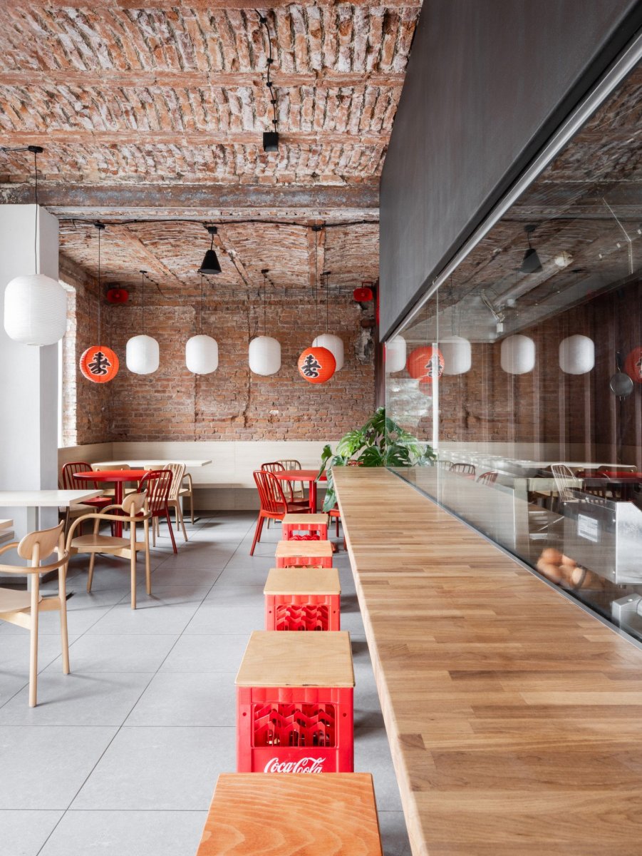 SOA architekti navrhli interiér vietnamské restaurace Pho King v nárožním domě v Popradě.