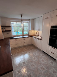 Kuchyň disponuje také mikrovlnou troubou s párou a pyrolitickou troubou.