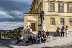 Architektura jsou také detaily. Schody kolem uměleckého díla slouží mimo jiné také pro odpočinek návštěvníků. / Hradčanské náměstí – foto