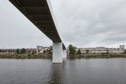 Minimalistická konstrukce je zhotovena z ultravysokopevnostního neboli ultravysokohodnotného betonu (UHPC – ultra-high performance concrete), který mimo jiné umožnil i snížení počtu podpor. Celá hmota lávky je tak skutečně její nejmenší možná masa. Tím se týmu autorů podařilo vytvořit ladnou subtilní konstrukci.