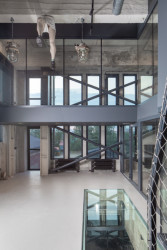 Podle Kamila Mrvy byla vzdušnost a průhlednost interiérů základní myšlenkou návrhu.- Rekonstrukce Výdušné jámy v Dolních Vítkovicích od Kamil Mrva Architects