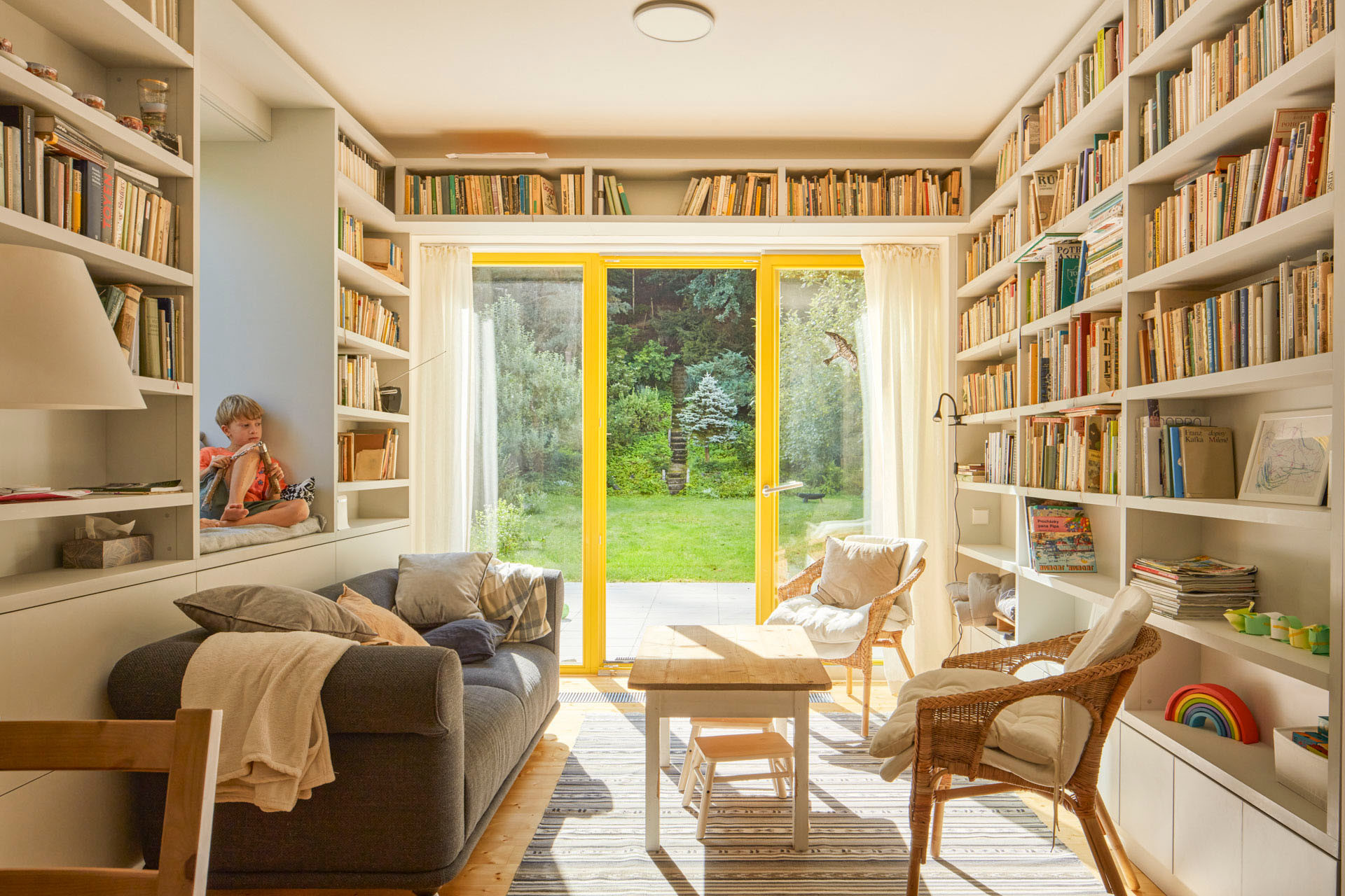 Obývací pokoj se otevírá směrem do zahrady francouzským oknem. (Rekonstrukce prvorepublikového domu v údolí, 0,5 Studio)