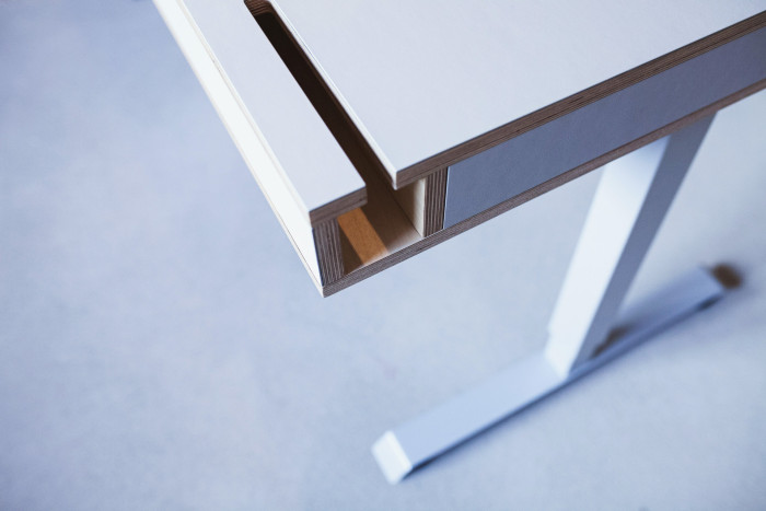 Výškově nastavitelný stůl TAK s úložným prostorem od PROFIL NÁBYTEK