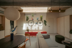 Prostor byl původně nečleněný. Architekti oddělili obývací pokoj s kuchyní a ložnici. (Byt ve vnitrobloku; BekArch)