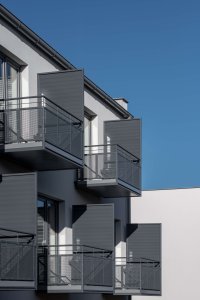 Městské bytové domy v Plzni, Projectstudio8: Na zadních stranách mají zavěšené šedivé balkony
