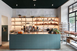 V prvé řadě je to keramické obložení baru a na toaletách. (KRO Vršovice, NEUHAUSL HUNAL)