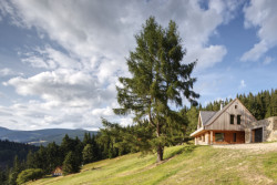 Bylo třeba zachovat původní siluetu i půdorys původní chalupy. (Chalupa Wunderbaude, A1Architects)