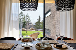 Bungalov s šedivým cihelným páskem na fasádě. Ten je podle majitelů pěkný i praktický na údržbu.