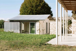 Konverze starého statku, Martin Migeon Architecture: Výsledkem těchto dvou gest je projekt složený z juxtapozic objemů, cirkulace, způsobu využití a materiálů.