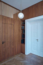 Světlo do koupelen je přivedeno světlíky nade dveřmi. (Byt na Starém Městě, RDTH architekti)