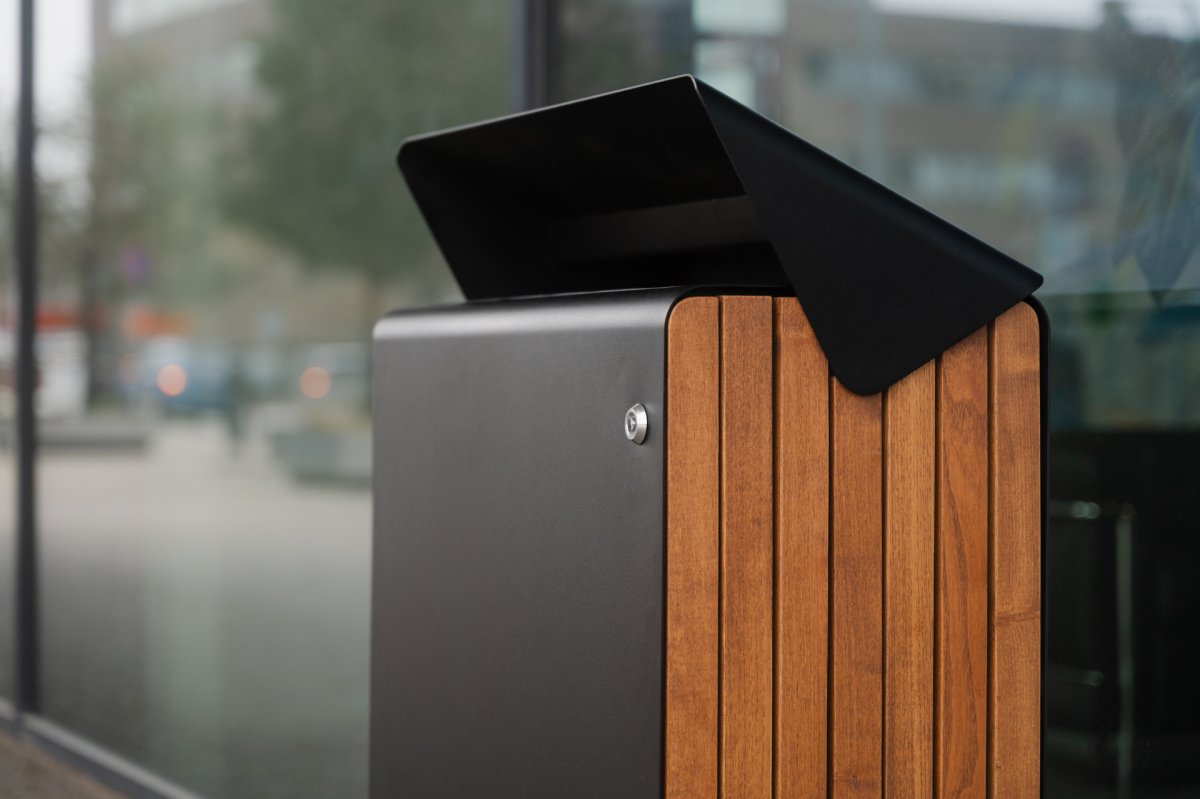 Produktová řada Daku propojuje čistý design, odolnost a variabilitu provedení. (Koš Daku od Urbania)