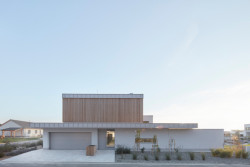 Rodinný dům u Pardubic, 0,5 Studio: Členění a rozvržení provozu domu pracuje s logikou jeho umístění. Tím, že se nachází na nároží, má do ulic dvě fasády, nebo spíš tváře