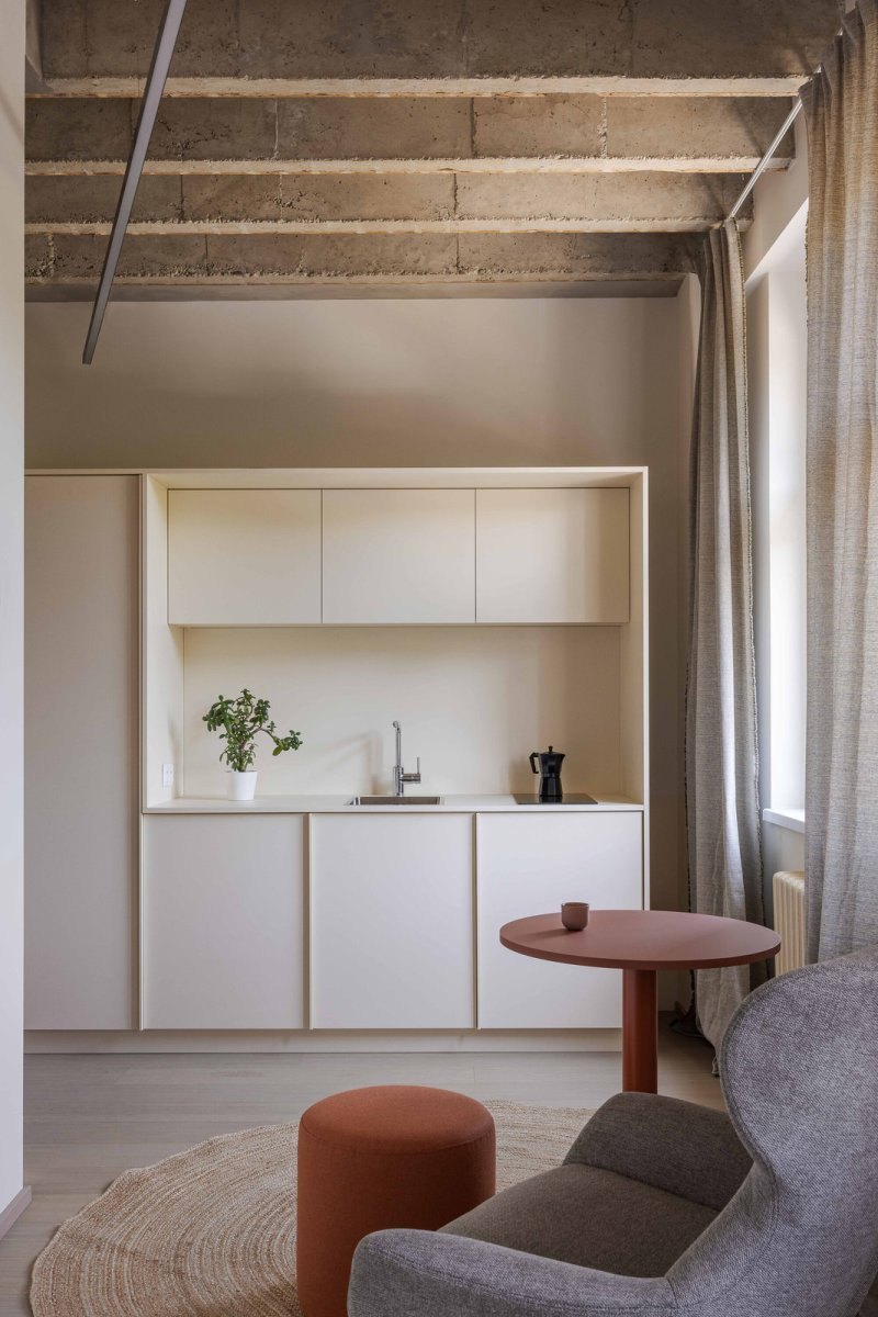 Interiér je navržen v minimalistickém a funkcionálním duchu. (Metropol Be One Apartments v Bratislavě od BEEF ARCHITEKTI)
