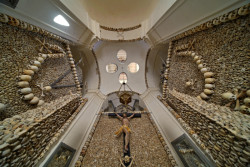 Z kostí byla provedena výzdoba v intencích barokního memento mori.