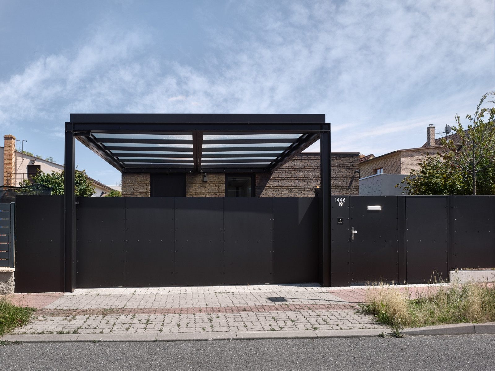 Směrem k ulici se obrací svou krátkou boční stranou. (Rodinný dům v Řepích, Stempel & Tesař architekti)