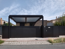 Směrem k ulici se obrací svou krátkou boční stranou. (Rodinný dům v Řepích, Stempel & Tesař architekti)