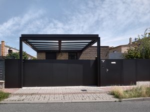 Směrem k ulici se obrací svou krátkou boční stranou. (Rodinný dům v Řepích, Stempel & Tesař architekti)