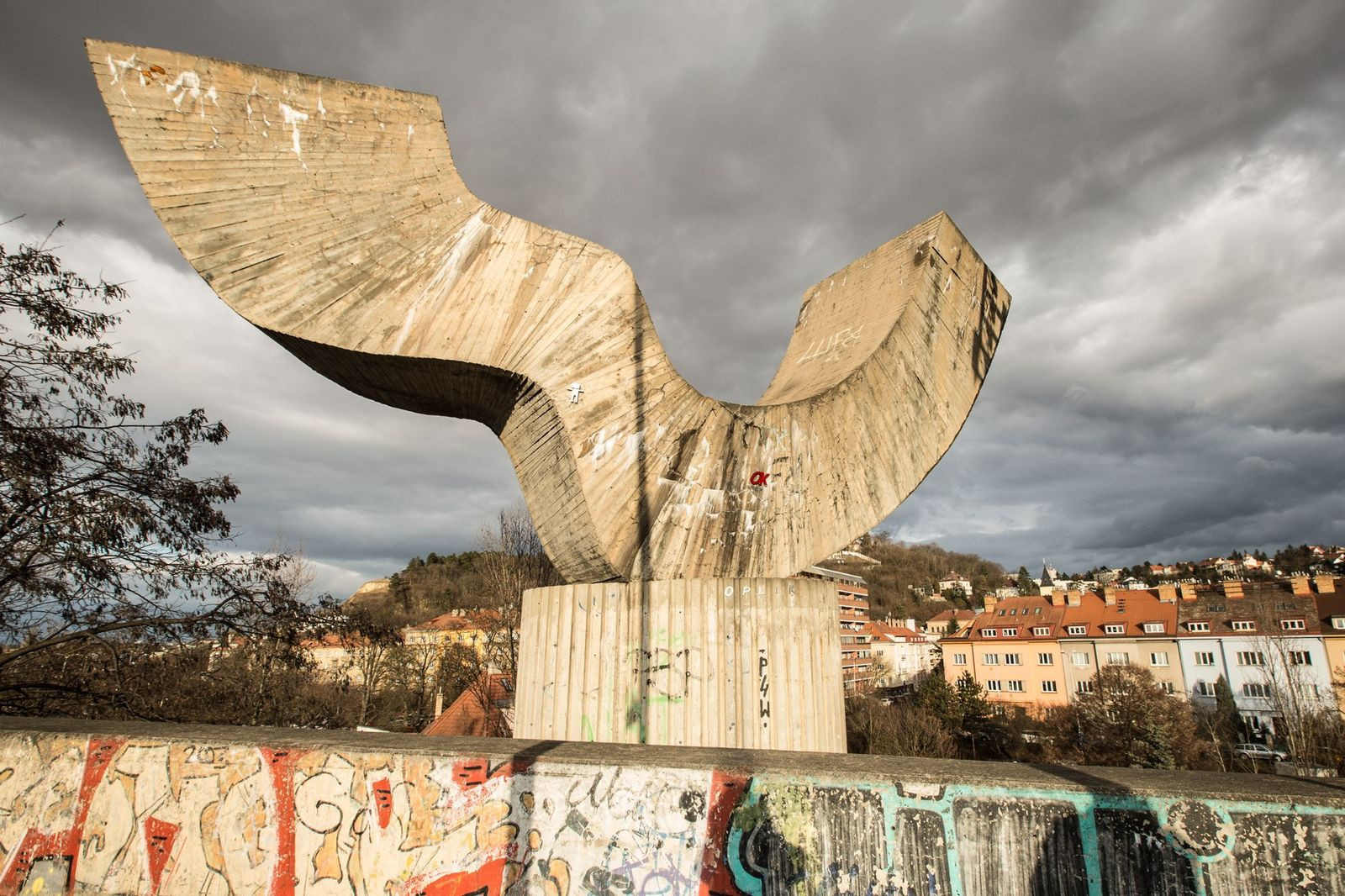 Rovnováha, betonová plastika na Barrandovském mostě v Praze