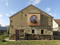 Jedním z nejvýraznějších zásahů je nové kulaté okno v původně bezokenní štítové zdi.