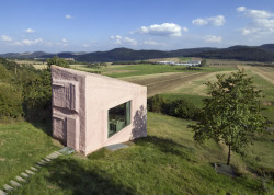 Vila Hermína pochází z roku 2000, dodneška je to nejrůžovějším domům v České republice, moc jich u nás totiž není. (Vila Hermína, Jan Šépka, Tomáš Hradečný, Petr Hájek / HŠH architekti, 2000)