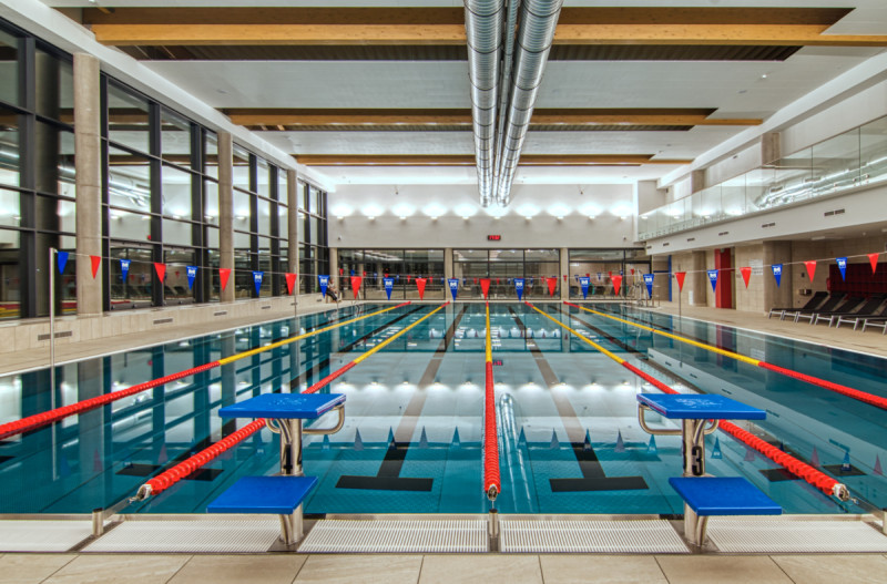Krytý bazén a wellness centrum v Nymburce propojuje sportovní plavání, rodinnou rekreaci a relaxaci v moderním městském areálu.