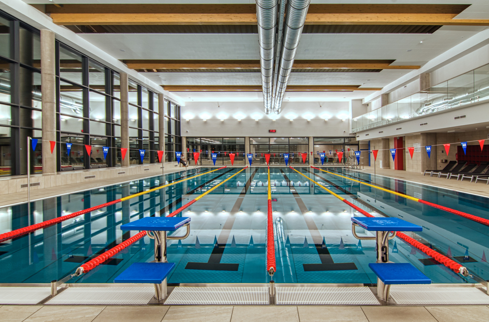 Krytý bazén a wellness centrum v Nymburce propojuje sportovní plavání, rodinnou rekreaci a relaxaci v moderním městském areálu.