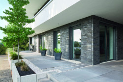 Vyvýšené přízemí: Na veškeré systémy bylo použito izolační trojsklo. Výjimečné tepelně izolační hodnoty systémů Schüco LivIng jsou garantovány dlouhodobě díky trvale pružnému těsnění Schüco EPDM.