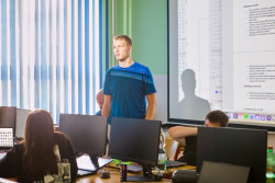 Mezi lektory byl i Ing. arch. Karel Landa, praktikující architekt a člen technické podpory společnosti Centrum pro podporu počítačové grafiky ČR. 