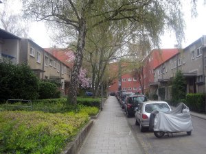 Ulice mezi řadovými domy na sídlišti Römerstadt