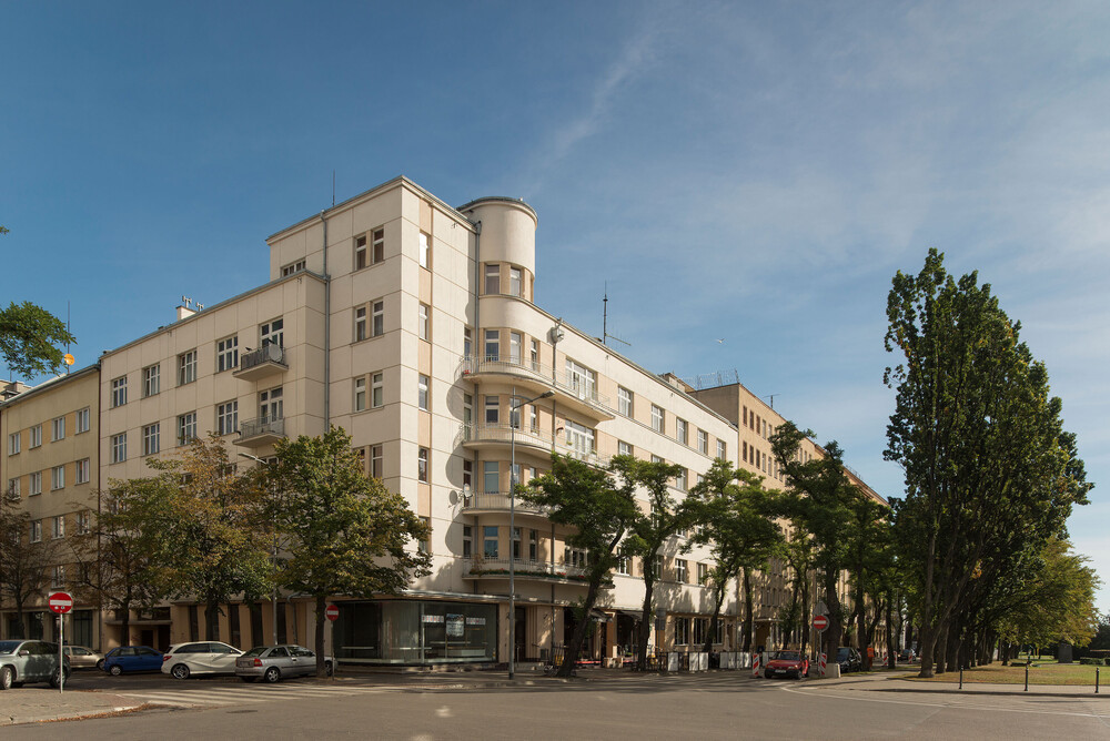 Gdyně se stala městem teprve v roce 1926. Během dvaceti let po první světové válce však získala 100 tisíc obyvatel a z rybářské vesnice se proměnila v hlavní přístav obnoveného Polska. Na fotografii je bytový dům Stanisława Pręczkowského (1928–1937) od architekta Tadeusze Juliusze Jędrzejewského. Patří k prvním stavbám ve městě, které se hlásily k ranému funkcionalismu a jeho formální zálibě v parnících a zaoceánských lodích.