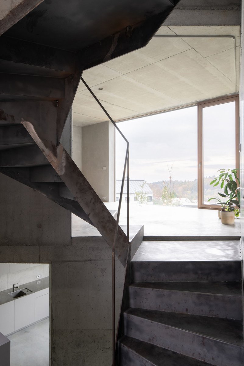 Architekti rozdělili vertikální prostor domu do různých výškových úrovní. (Rodinný dům nedaleko Olomouce, studio Malý Chmel)