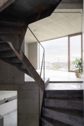 Architekti rozdělili vertikální prostor domu do různých výškových úrovní. (Rodinný dům nedaleko Olomouce, studio Malý Chmel)