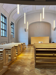 Sbor ČCE na Smíchově, MCA atelier: Staré lavice prošly renovací, mají přirozený odstín dřeva.