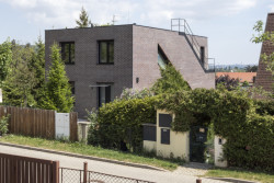 Na jihovýchodní fasádě se nachází zalomené pásové okno, které osvětluje vnitřní schodiště