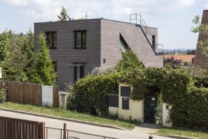 Na jihovýchodní fasádě se nachází zalomené pásové okno, které osvětluje vnitřní schodiště