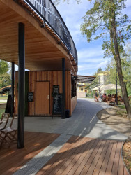 Nové gastro podniky sídlí v dřevěných kontejnerech pod terasou.